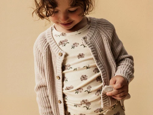 Pige klædt i beige strikcardigan fra Lil Atelier 13231613 sheer bliss 